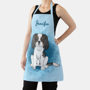 Tablier Cavalier King Charles Spaniel tricolore sur fond b