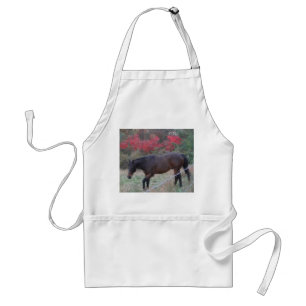 Tablier Cheval Brown dans les arbres d'automne rouges
