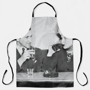 Tablier Couple assis ensemble dans un restaurant flirtant 