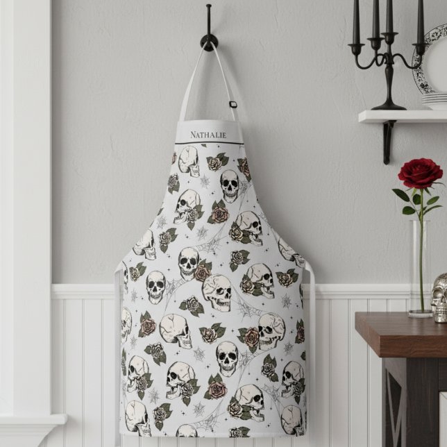 Tablier Crânes gothiques gris clair et Rose Nom personnali (Gothic Halloween or Dia de los Muertos Floral Skull Apron for Her. Skulls, Roses & Webs Fall Pattern)