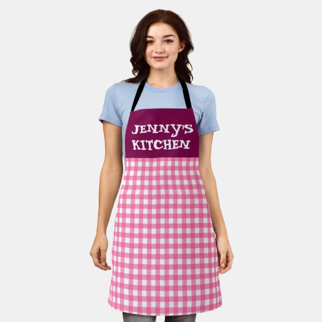 TABLIER CUSTOM PINK GINGHAM KITCHEN APRON (Porté)