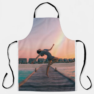 Tablier Femme debout sur le quai