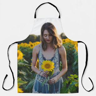 Tablier Femme debout sur le terrain de tournesol