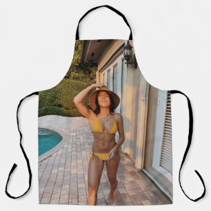 Tablier Femme en bikini jaune debout sur le flo de brique 