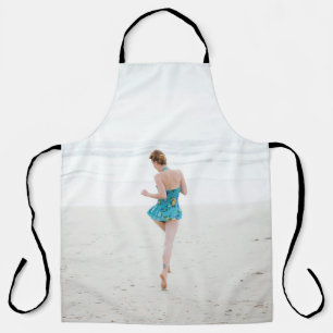 Tablier Femme marchant sur le rivage près de la plage