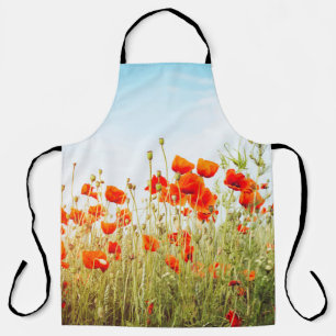 Tablier Fermez les pavots sur le terrain. Fleurs sauvages 