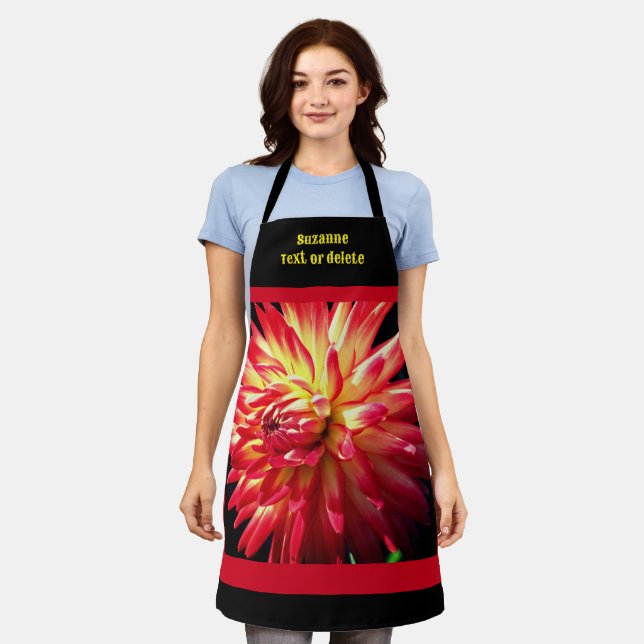 Tablier Fleur Rouge Dahlia Vibrant Personnalisée (Porté)
