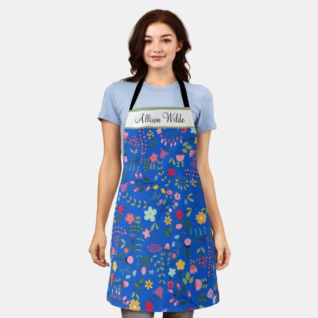 Tablier Fleurs printanières sur fond bleu Personnalisé (Porté)