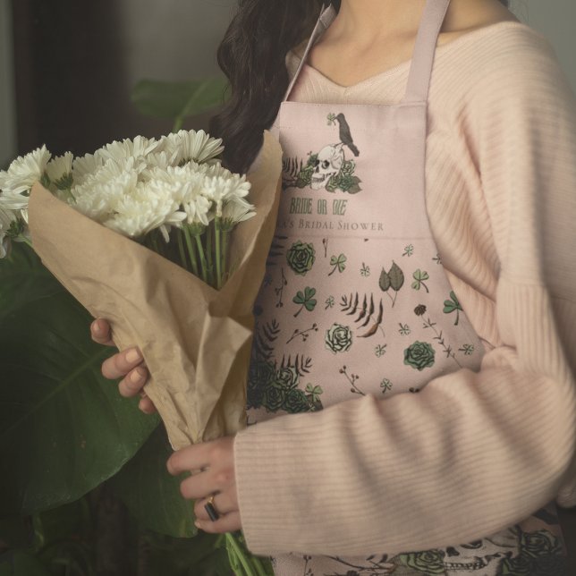 Tablier Gothique Blush Rose Bride ou Mourir Floral Habot (Elegant Gothic Blush Pink Bride or Die Wedding Apron. Floral Skull, Clover, Shamrock & Green Roses.)