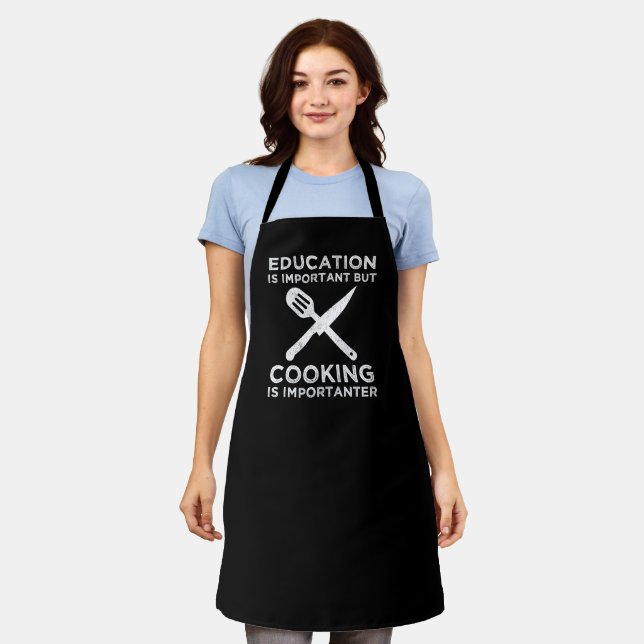 Tablier L'Éducation Est Importante, Mais La Cuisine Est Im (Porté)