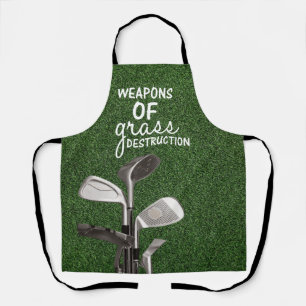 Tablier Les clubs de golf sont sur de l'herbe verte
