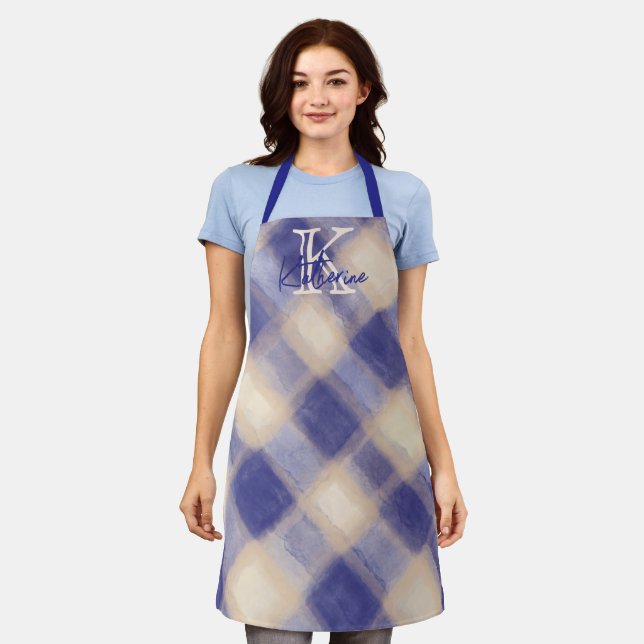 Tablier Monogramme en vichy plaid bleu crème calligraphie  (Porté)