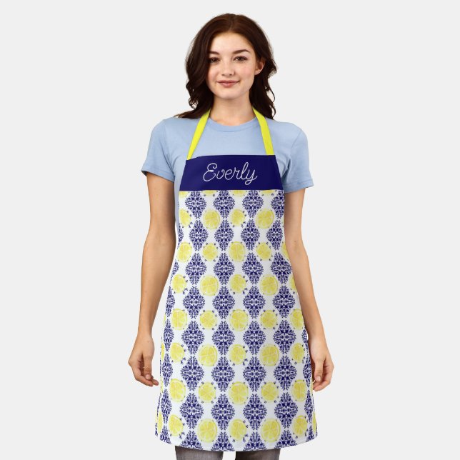 Tablier Motif de la Navy Damask avec citrons jaunes (Porté)
