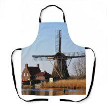Moulin hollandais au bord de l'eau.