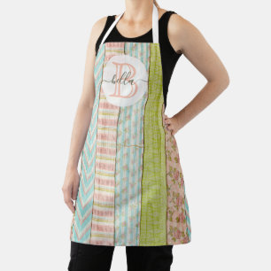 Tablier Nom du monogramme Roses de Shabby sur le chalet ru