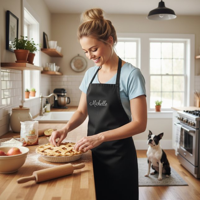 Tablier Nom en écriture cursive élégante Michelle Longue N (Elegant black long apron personalized with a custom name printed in a stylish cursive.)