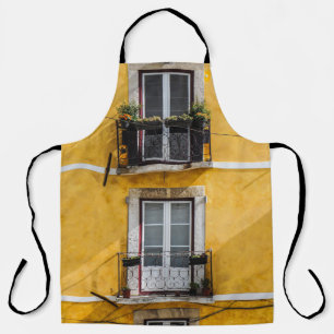 TABLIER PANNEAUX FENÊTRES EN BOIS BLANC ET MUR PEINT JAUNE