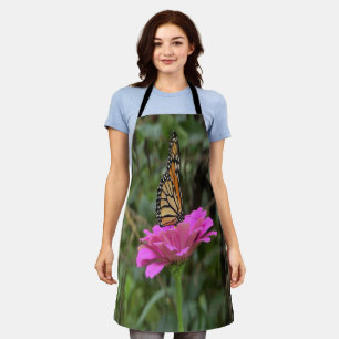 Tablier Papillon Monarque sur une jolie fleur rose Zinnia