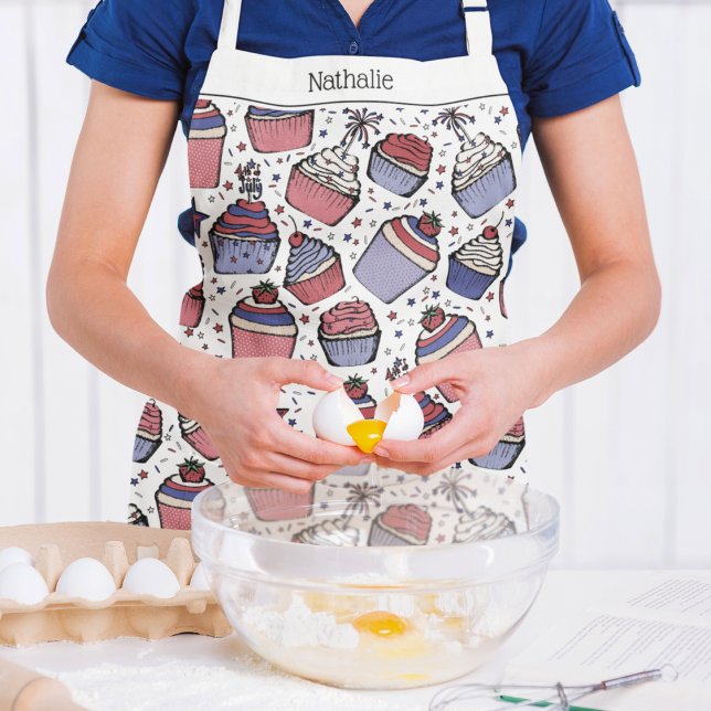 Tablier Patriotique rose 4 juillet gâteaux Personnalisé (Fun July 4th Personalized Hand-Drawn Cupcakes Apron with July 4th Toppers, Strawberries & Cherries. )