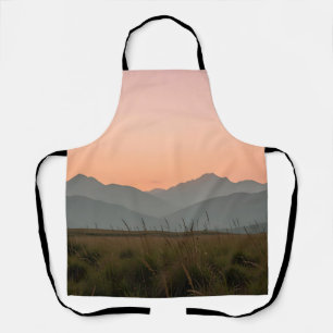 Tablier Paysage de montagnes d'herbe sauvage au coucher de
