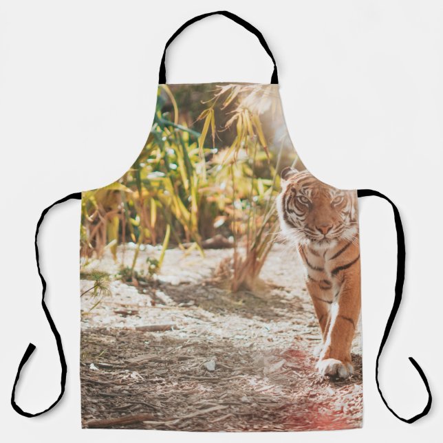 TABLIER TIGER BROWN DANS LE GESTE DE MARCHE (Recto)