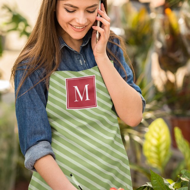 Tablier Typographie de Noël mignonne Grandes vertes Whimsi (Whimsical green striped with red monogram apron)