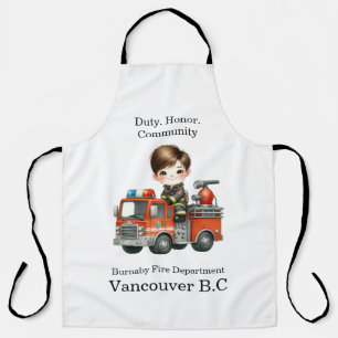 Tablier Un jeune pompier gai dans un camion rouge vif