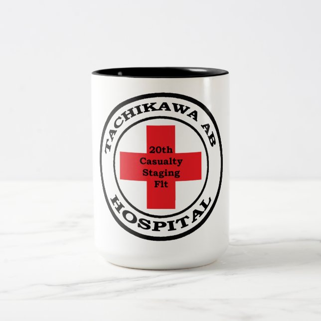 Tachikawa-Flughafen-Japan-KRANKENHAUS Zweifarbige Tasse (Mittel)