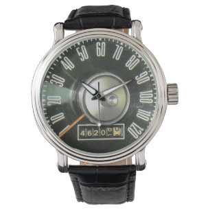 Tachometer eines klassischen Sportwagens von 1968 Armbanduhr