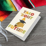 Taco Bout a Future Funny Abschluss Karte<br><div class="desc">Sagen Sie "Glückwunsch" an neue Absolventen mit dieser lustigen Karte,  die den Slogan "TACO 'BOUT A FUTURE" zusammen mit einer Abbildung eines Taco in einem Graduierungspapier. Die Nachricht auf der Innenseite ist bereit,  mit Ihrem eigenen Text angepasst zu werden.</div>