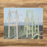 Tacoma Narrows Bridges Landschaft<br><div class="desc">Ein herausforderndes, 16 x 20 Zoll großes Puzzle mit einem landschaftlichen Landschaftsbild der Tacoma Narrows Bridges, die sich über den Narrows Channel von Puget Sound in Washington erstrecken, sowie einem Blick auf die olympischen Berge im Hintergrund. Spaß für die ganze Familie!</div>