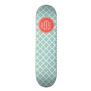 Tadelloses und korallenrotes Quatrefoil mit Skateboard