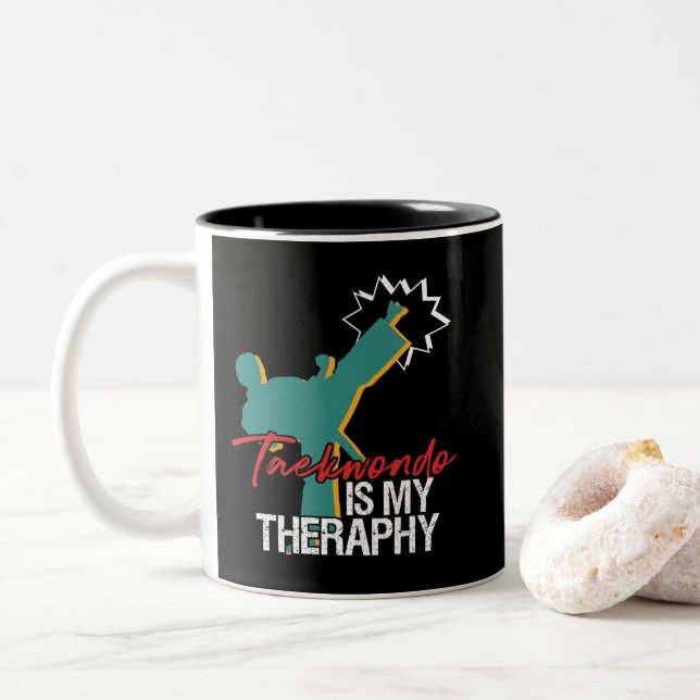 Taekwondo ist meine Therapie Black Belt Kampfkünst Zweifarbige Tasse (Mit Donut)