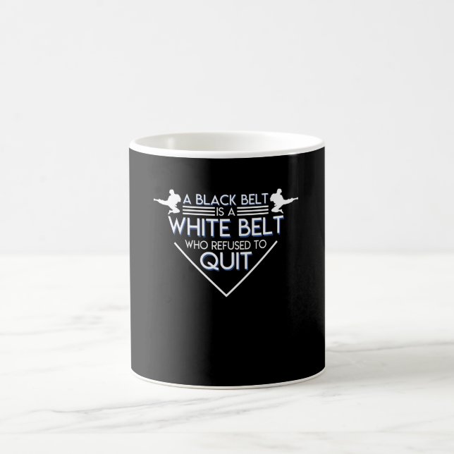 Taekwondo-Karate-schwarzer Gürtel lehnte ab zu Kaffeetasse (Mittel)