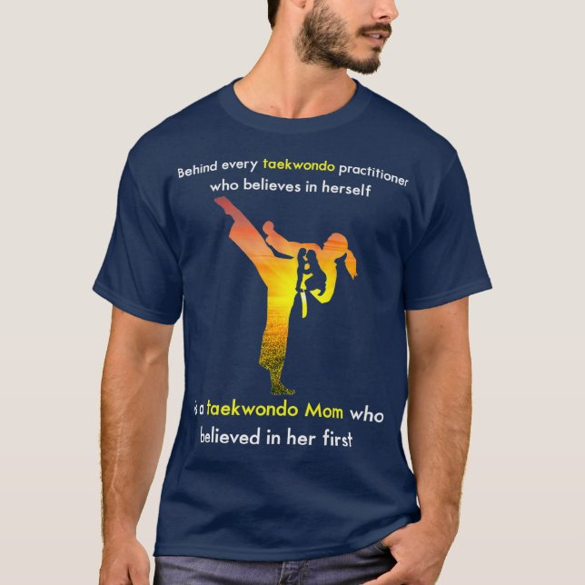Taekwondo Mama, die an ihre erste T-Shirt (Vorderseite)