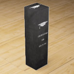 Tafel-Abschluss-Geschenk-Wein-Kasten Wein-Geschenkverpackung<br><div class="desc">Dieser Weinkasten kennzeichnet einen Tafelhintergrund und einen weißen Abschlussmörserbretthut.  Fügen Sie Ihre Selbst wohle Wünsche,  Glückwünsche,  Klaps auf der Rückseite und mehr Ihrem Lieblingsabsolvent hinzu.  Glückwünsche zu dieser Jahrklasse! Groß für Berufsschule,  Medizinische Fakultät,  juristische Fakultät und Akademien.</div>
