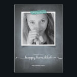 Tafel blaue Washi Band-Chanukka-Foto-Karte Feiertagskarte<br><div class="desc">Diese rustikale Tafelarteinladung wird ausschließlich für Zazzle gemacht und ist für einen Nostalgiker dennoch modernen Saisongruß perfekt. Druck"washi" Band im blauen Akzent Ihr Foto mit der weißen Skripttypographie gedruckt auf einem Tafelhintergrund. Fügen Sie eine Umhüllungs-Feiertags-Briefmarke von unserer umfangreichen Portosammlung hinzu, um mit Ihrem Gruß tadellos zusammenzupassen. Umhüllungsumschläge, Zwischenlagen und Pocketfold®...</div>