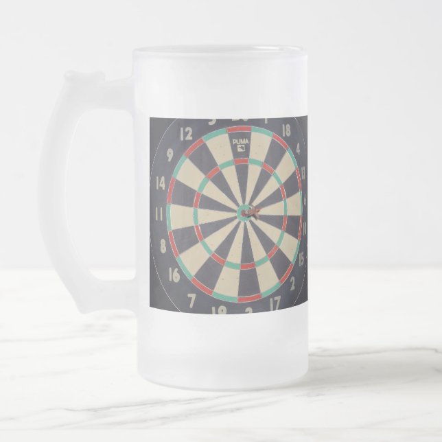Tafel mit Dart in Bullseye, Mattglas Bierglas (Links)