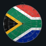 Tafel mit der Flagge Südafrikas Dartscheibe<br><div class="desc">Fügen Sie Ihrem Spielzimmer eine Touch Südafrikanischer Stolz hinzu, mit unserem exklusiven Dartboard mit der Flagge Südafrikas! Dieses mit viel Liebe zum Detail gestaltete Dartboard ist nicht nur ein funktionales Spielaccessoire, sondern auch eine Feier der pulsierenden Kultur und des kulturellen Erbes Südafrikas. Das stilvolle Design zeigt die berühmte südafrikanische Fahne...</div>