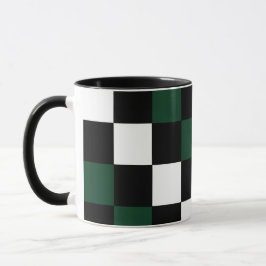 Tafel mit weißem schwarzgrünem Schachbrett Tasse