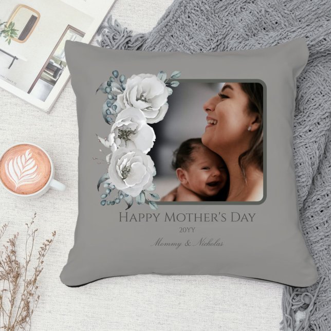 Tag der Mutter mit blühendem Foto | Grau Kissen (Gray Watercolor Floral Photo Mother' s Day Throw Pillow)