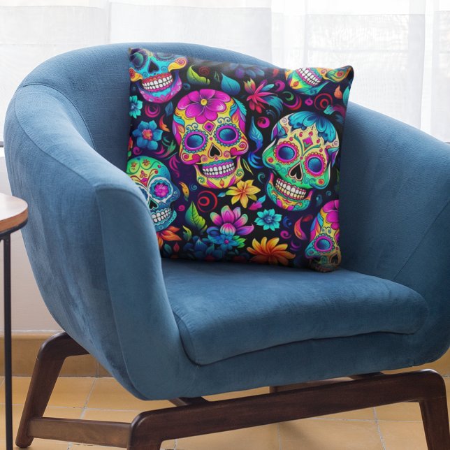 Tag der toten Neonzuckerschädel Kissen (Sugar skull pattern on home decor throw pillows. Bold colors for your home. )