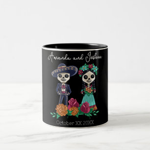 Tag der Toten Zucker-Schädel-Skelette auf Schwarz Zweifarbige Tasse