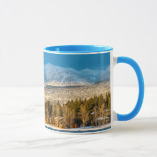 Tage, in denen das letzte Licht auf den Skispuren Tasse