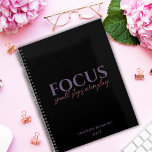 Täglicher Fokus Kleine Schritte Jeden Tag Schwarz  Planer<br><div class="desc">Mit unserem täglich stattfindenden Small Steps Inspirierend Black Planner können Sie jeden Tag neue Maßstäbe setzen. Das ist der perfekte Begleiter für alle, die sich durch stufenweisen Fortschritt und unbeirrbaren Fokus für Großartigkeit entscheiden. Dieser wunderschön gestaltete Planer dient als täglicher Leitfaden, der Sie in die Lage versetzt, einzelne Schritte zu...</div>