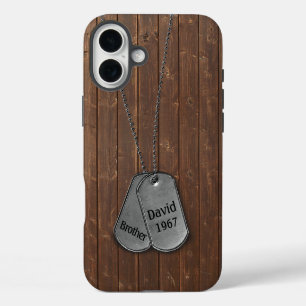 Tags des Militärhundes auf dem iPhone-Fall "Wood C iPhone 16 Plus Hülle