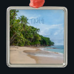 Tahiti Sand Beach Blue Sky Palm Trees Ornament Aus Metall<br><div class="desc">Tahiti Sand Beach Blue Sky Palm Bäume Schöner Sandstrand mit blauem Himmel und grünen Palmen. Dies ist ein Ferienort,  den jeder Liebe machen würde. Wenn Sie bereit sind,  irgendwo am Strand zu sein,  genießen Sie dieses Foto und träumen davon,  dort zu sein. Perfektes Souvenirgeschenk.</div>