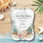 Tahiti | Tropische Aquarellpalme Blätter & Blume Save The Date<br><div class="desc">Die Save the Date inspiriert Inselkarte bietet eine Anordnung von Hibiskus,  Flamingo- und Jasmin-Blume,  Palmen-Blätter mit Aquarelle-WaschHintergrund. Auf der Rückseite befindet sich ein abstraktes Palmenblatt,  das in Beige- und Tauptönen von Chaki gehalten ist. Ideal für Strand-,  Ziel- und tropische Themen.</div>