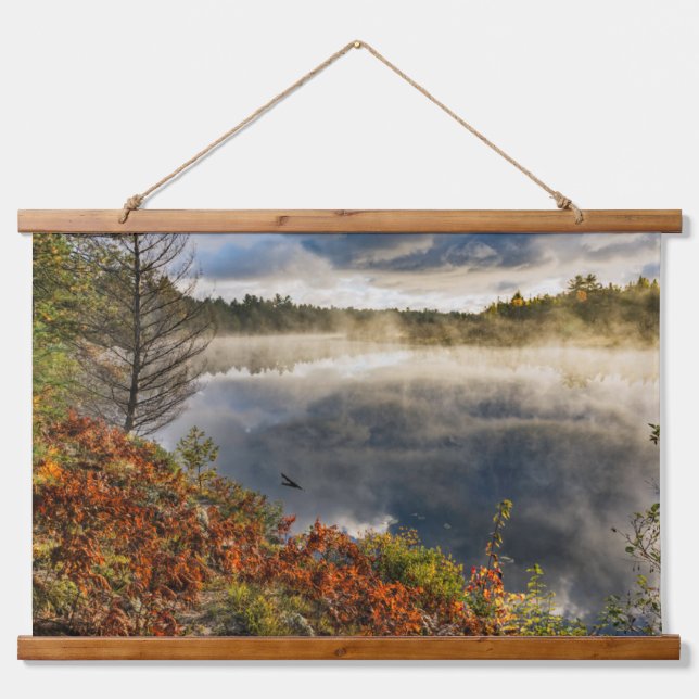 Tahquamenon River Sunrise | Paradies, Michigan Wandteppich Mit Holzrahmen (Vorne)