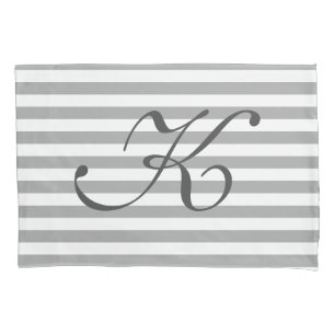 Taie d'oreiller décorée d'un monogramme rayée